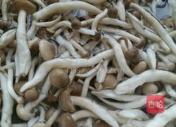 蟹味菇五花肉的做法图解1