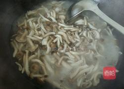 蟹味菇五花肉的做法图解2