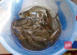 姜葱炒虾的做法图解1