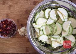 酸辣西葫芦的做法图解2