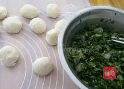 Illustration of how to make shrimp and water spinach buns 11