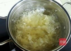 洛神花莲耳汤的做法图解2