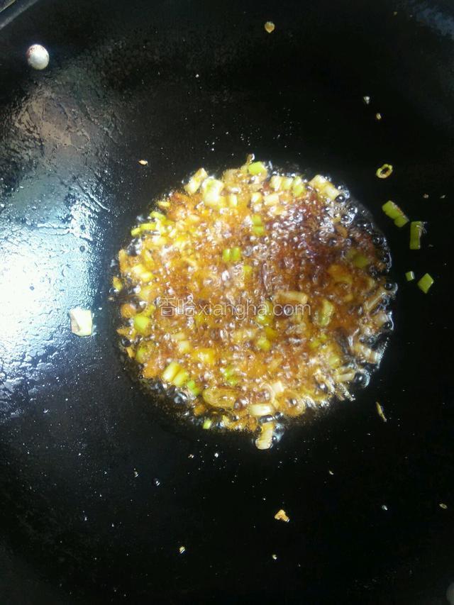 锅内留适量油下豆瓣酱炒出红油，炒香姜蒜