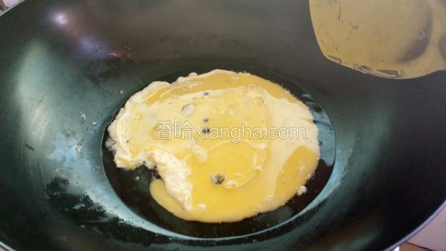 锅里热油倒入鸡蛋