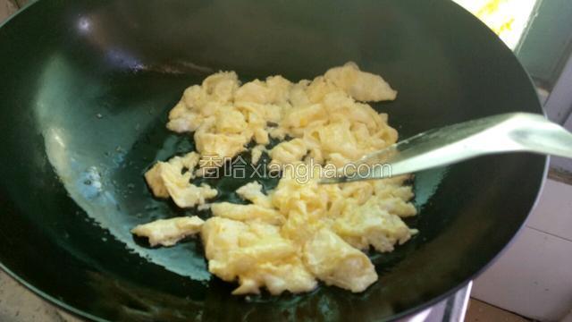 把鸡蛋炒散成小块