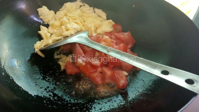 鸡蛋匀一边，番茄过油
