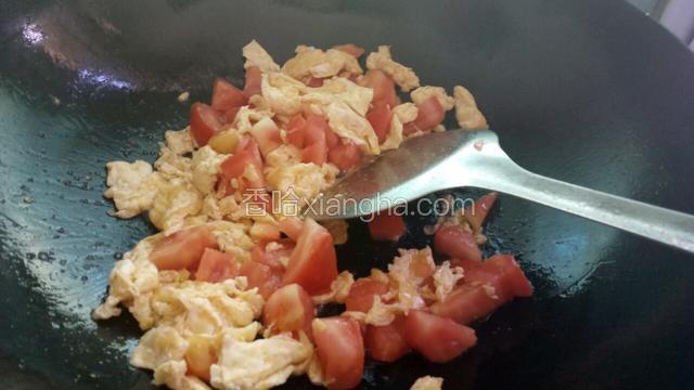 把鸡蛋番茄炒匀
