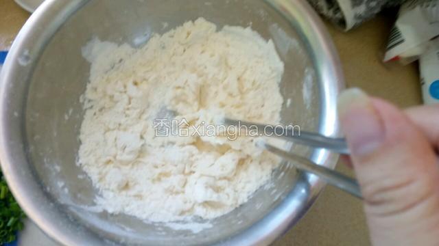 面粉倒入适量水沿着一个方向快速搅散