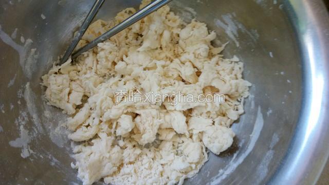 直到搅到盆里没有面粉都成小块的面块