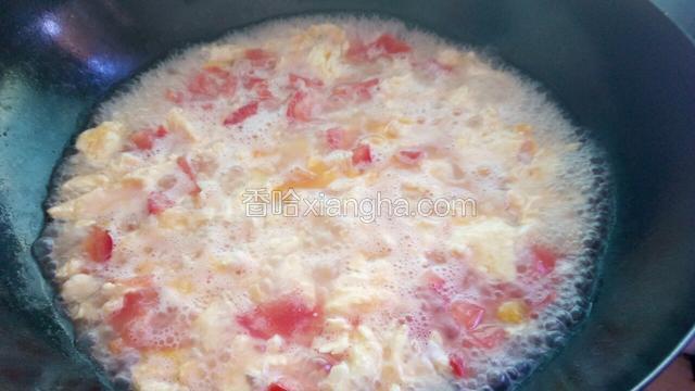 汤开之后把面疙瘩倒入锅里搅散