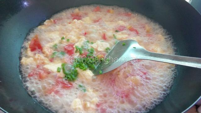 煮至差不多加入葱花和盐味精调味