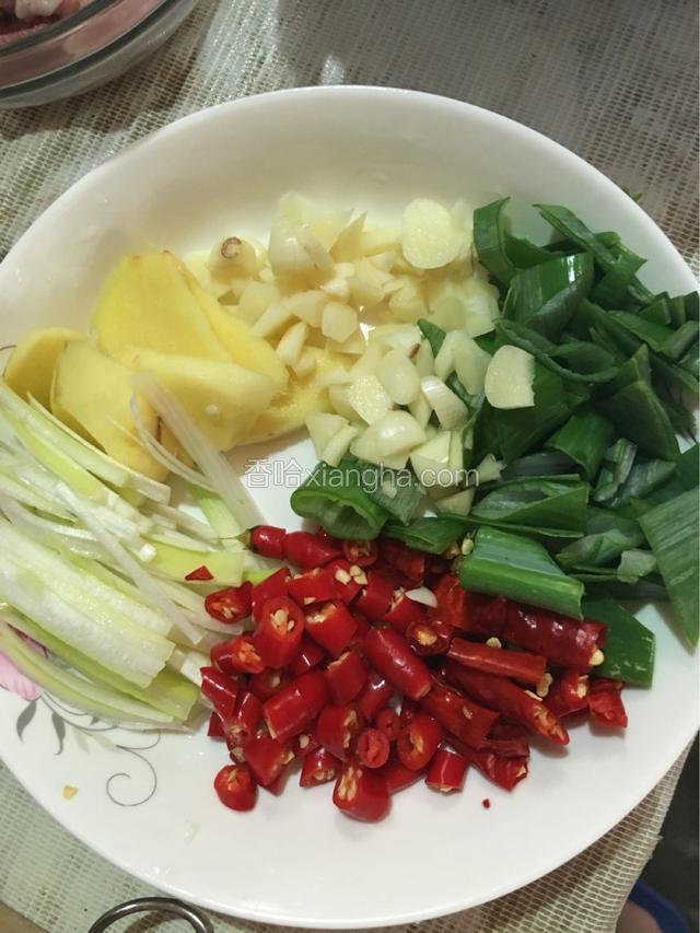 切姜片,小米椒,红干椒切小段,葱叶切段,蒜切丁,葱白切丝