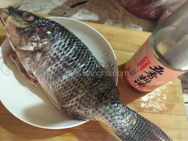 将鱼洗净,2面划刀,撒上料酒,腌制20分钟,去除腥味