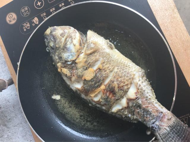 取一支平底锅,油热放鱼,2面煎黄,我的锅有点小,麻烦一些
