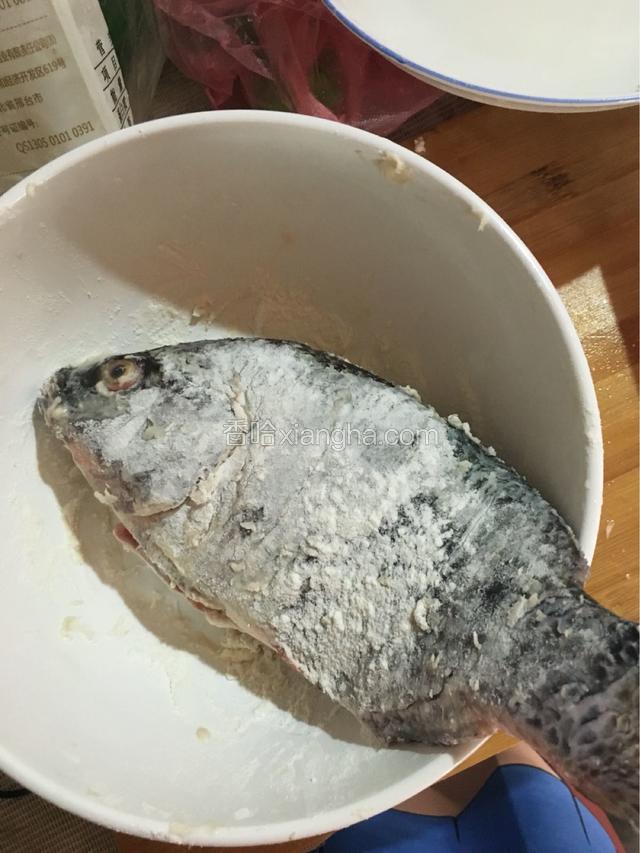 鱼腌制好后,2面涂抹面粉