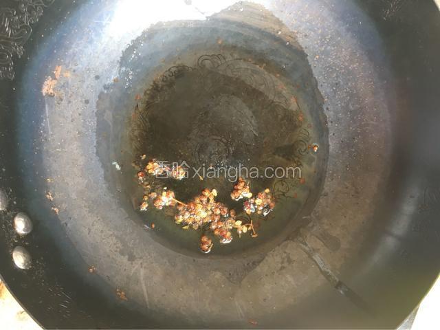 另外起锅,倒入油,加花椒爆香,捞出