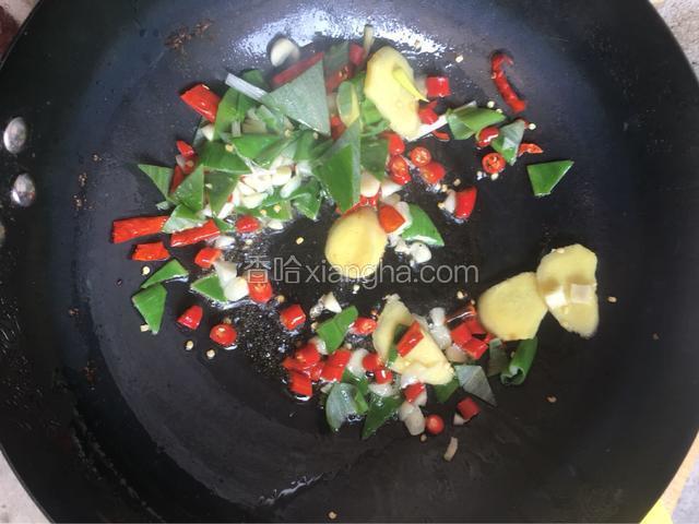 加入姜片，葱花，蒜丁，小米椒，红干椒爆香