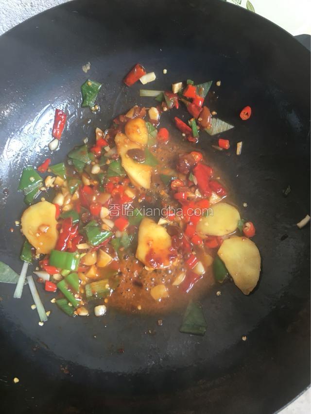 香味出来，加豆瓣酱，翻炒