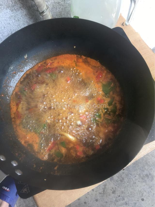 加水，汤汁染色均匀，加一汤匙白糖和鸡精，再加料酒，汤汁冒泡放入煎好的鱼