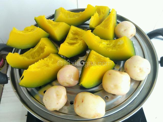 加上帘子，放上窝瓜，土豆，胡萝卜蒸五十分钟。