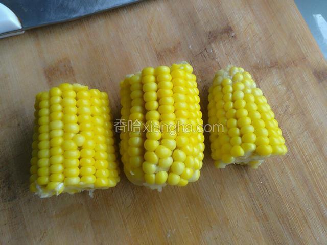 把呼蒸好的玉米切段