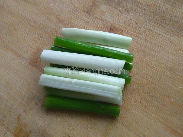 葱洗干净，切段