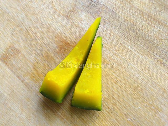 蒸好的窝瓜也切成条