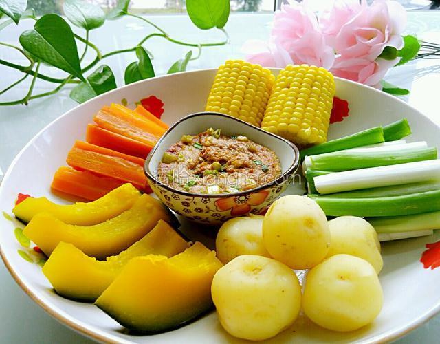 把所有的摆在盘里，中间加一碗蒸鸡蛋酱即可