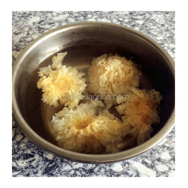 干银耳用沸水发开，发的时间大概为20分钟