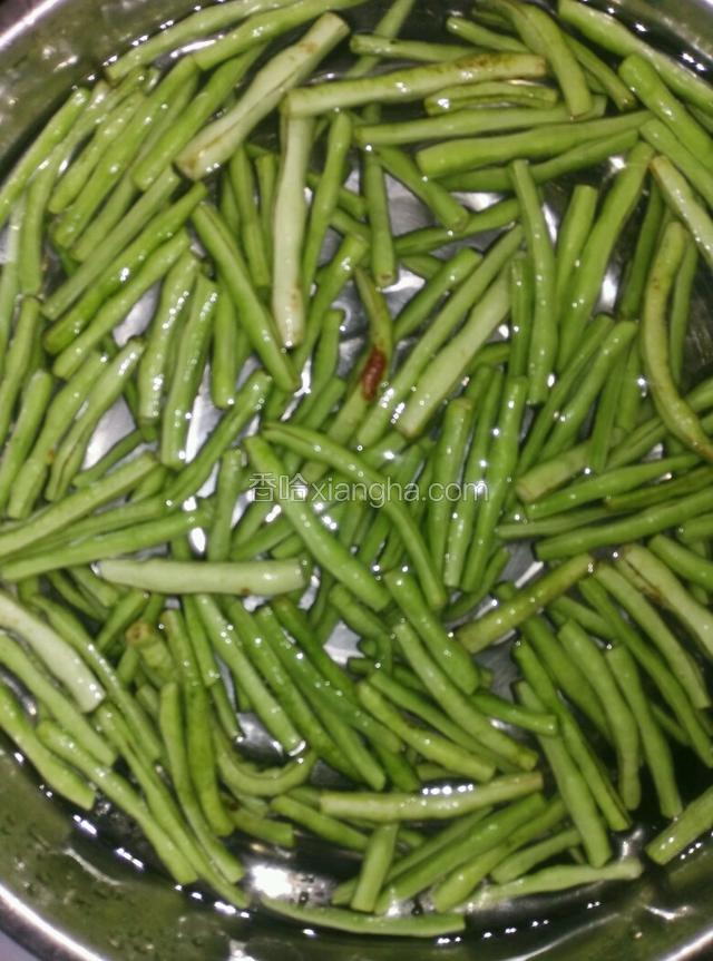 豇豆洗净沥干水。（一定要多等一会，等水沥干，不然一会油炸，油要飞溅到皮肤上，很痛。）豇豆选择嫩豇豆，老豇豆做出来不好吃，而且经过油炸很容易裂开，出籽。