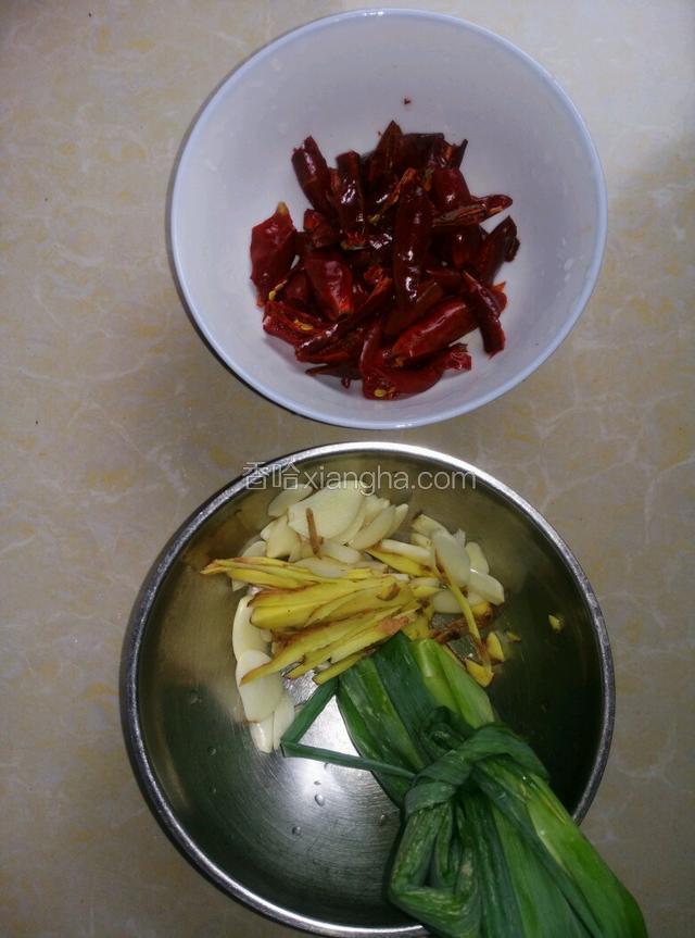 辣椒撕开去籽，然后撕大块，嫌麻烦直接切节也行，葱绑成结，姜切丝，蒜切片。