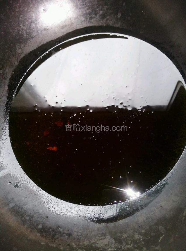 倒宽油，油烧热。