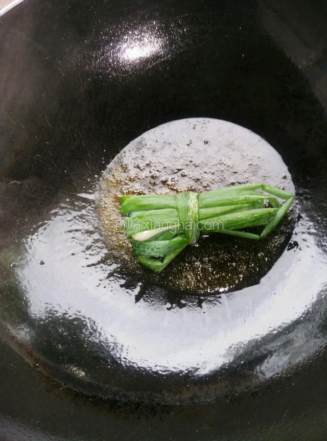 留一点油把葱结炸香。
