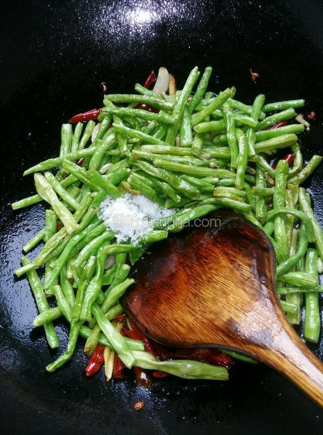 倒入豇豆放盐，翻炒。