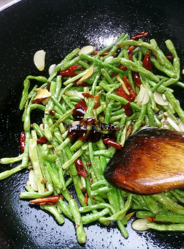 倒入蚝油翻炒。