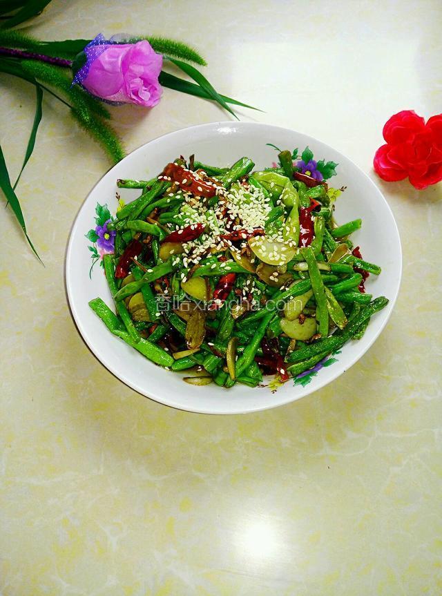装盘撒一点白芝麻。