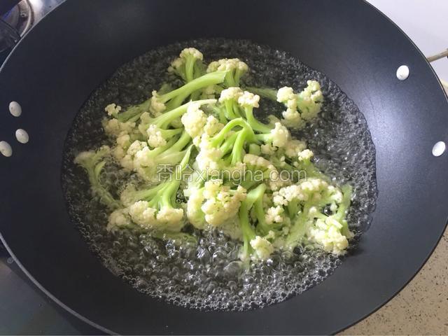 锅里烧开水，放入花菜焯熟。