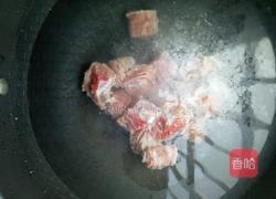 牛腩萝卜煲的做法图解2