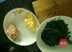 韭菜土豆猪肉煎饺的做法图解2