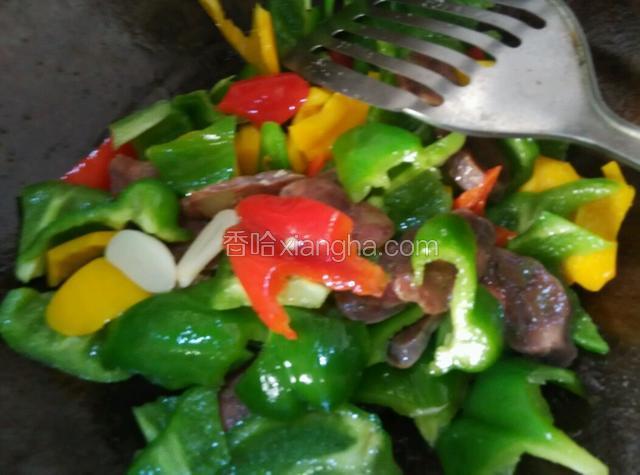即将收汤时，倒入彩椒翻炒，出锅前放少量食盐