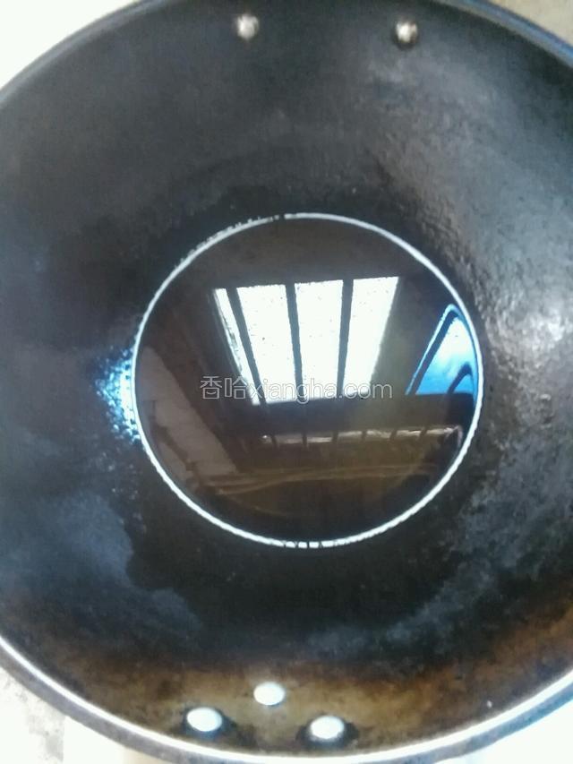 锅烧热倒入食用油烧至七成热