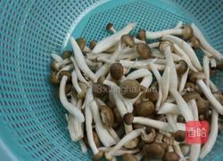 蟹味菇鸡汤的做法图解2