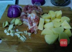 土豆炖鸡肉的做法图解1