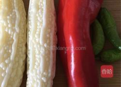 尖椒苦瓜的做法图解1