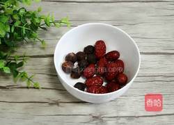 红枣桂圆花生煲鸡爪的做法图解2