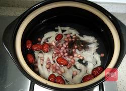 红枣桂圆花生煲鸡爪的做法图解5