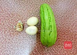 苦瓜炒鸡蛋的做法图解1