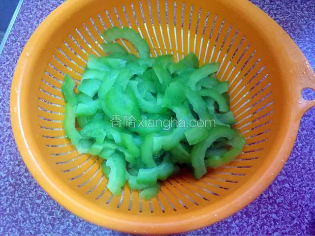 苦瓜焯水后捞出过凉水后沥干水分备用