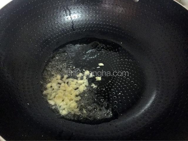 锅中倒入适量的油烧热后放入蒜末爆香