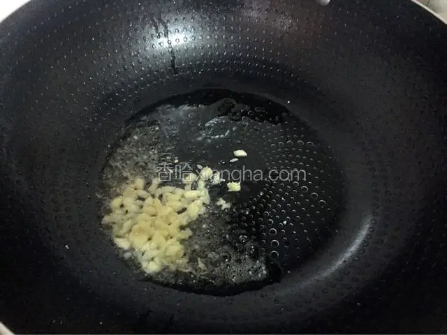 锅中倒入适量的油烧热后放入蒜末爆香
